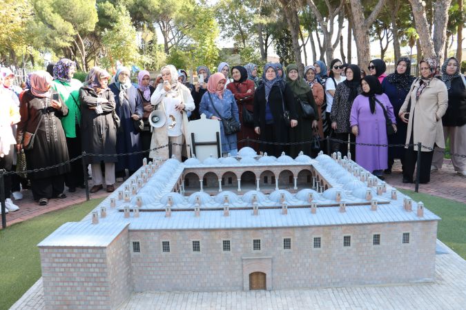 Saruhanlı’dan Gelen 90 Kişilik kadın kafilesi tarihi Mekanları ziyaret etti