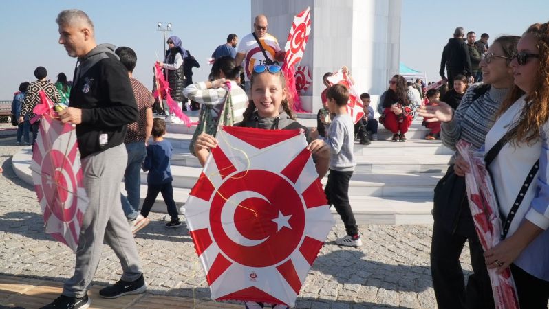 Gökyüzünde ay yıldızlı şölen