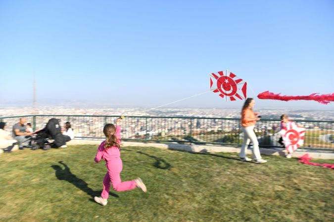 Gökyüzünde ay yıldızlı şölen