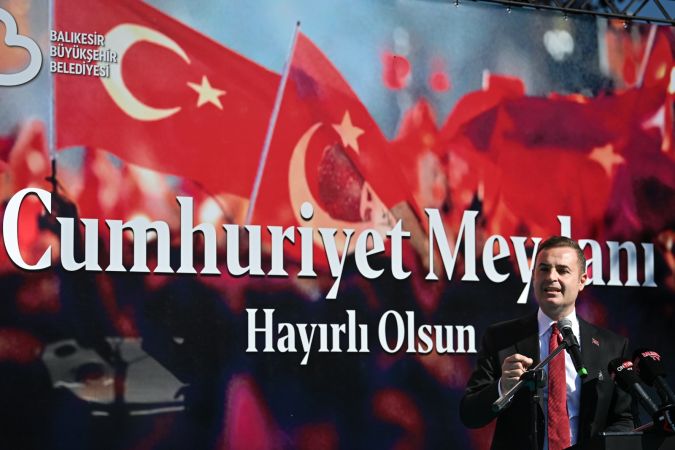 Cumhuriyet Meydanı'nın ilk etabı, Ahmet Akın'ın 101. yıl armağanıyla açıldı