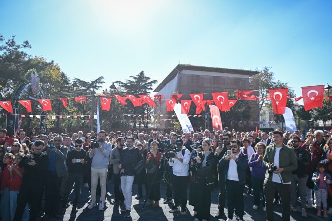 Cumhuriyet Meydanı'nın ilk etabı, Ahmet Akın'ın 101. yıl armağanıyla açıldı