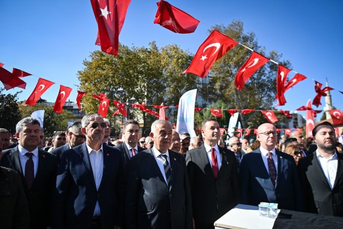 Cumhuriyet Meydanı'nın ilk etabı, Ahmet Akın'ın 101. yıl armağanıyla açıldı