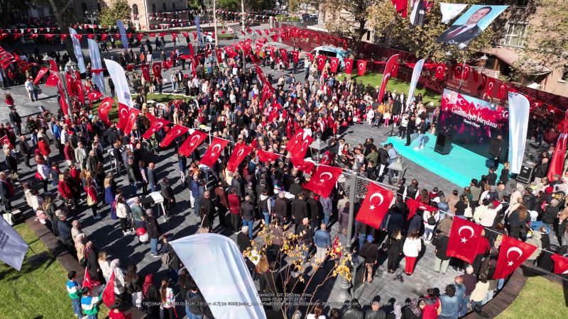 Cumhuriyet Meydanı'nın ilk etabı, Ahmet Akın'ın 101. yıl armağanıyla açıldı