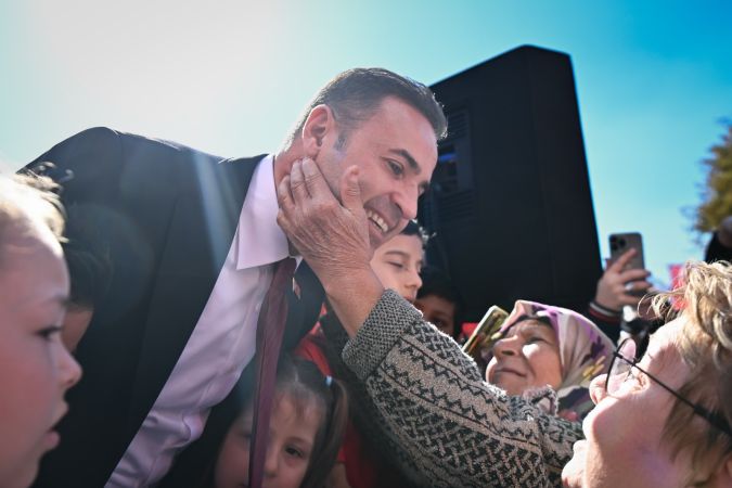 Cumhuriyet Meydanı'nın ilk etabı, Ahmet Akın'ın 101. yıl armağanıyla açıldı