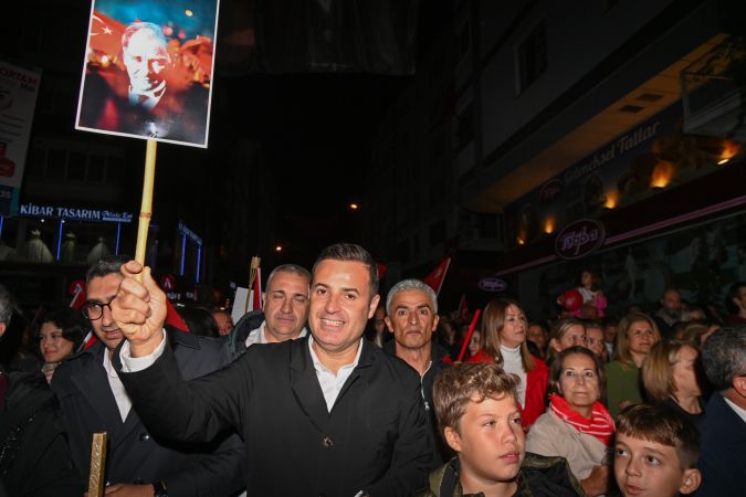 101 yıl coşkusu sokaklara taştı