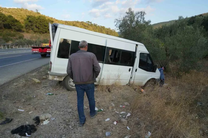 Zeytin işçilerini taşıyan minibüse ticari araç çarptı: 15 yaralı