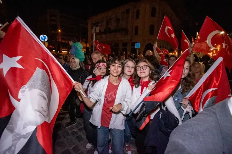 Cumhuriyet ışığı İzmir'den parladı