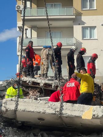  Çiğli Belediyesi Arama Kurtarma ekibinin tatbikat başarısı