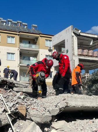  Çiğli Belediyesi Arama Kurtarma ekibinin tatbikat başarısı