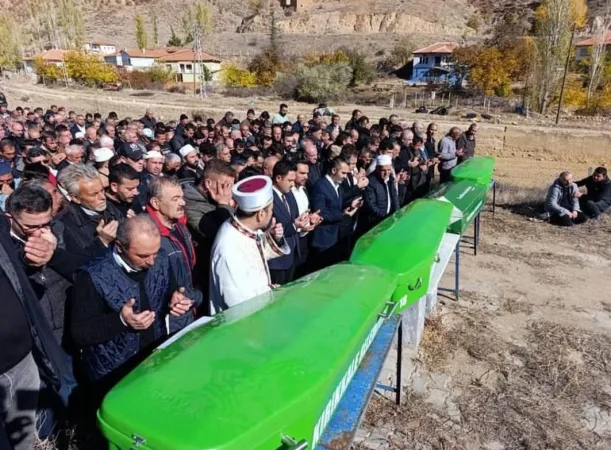 Feci kaza bir aileyi hayattan kopardı...Gözyaşları ile toprağa verildiler..