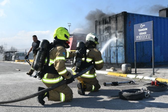 Balıkesir İtfaiyesinin eğitim tatbikatı gerçeği aratmadı