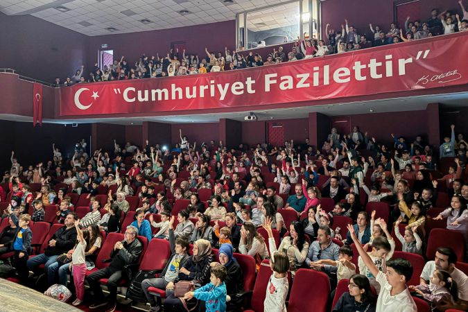 Başkan Yetişkin Efeler'in çocuklarını tiyatroyla buluşturdu