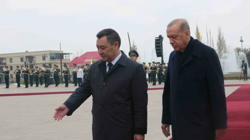 Cumhurbaşkanı Erdoğan, Kırgız mevkidaşı Caparov tarafından resmi törenle karşılandı