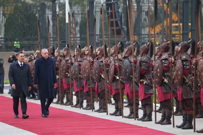 Cumhurbaşkanı Erdoğan, Kırgız mevkidaşı Caparov tarafından resmi törenle karşılandı